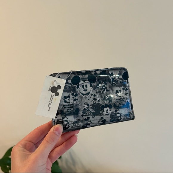 Nwt Walt Disney Parks Mickey mouse Wallet - Picture 1 of 6